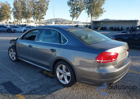 2014 Volkswagen Passat 1.8T Wolfsburg Edition z USA, uszkodzony, nr VIN 1VWAT7A35EC044821